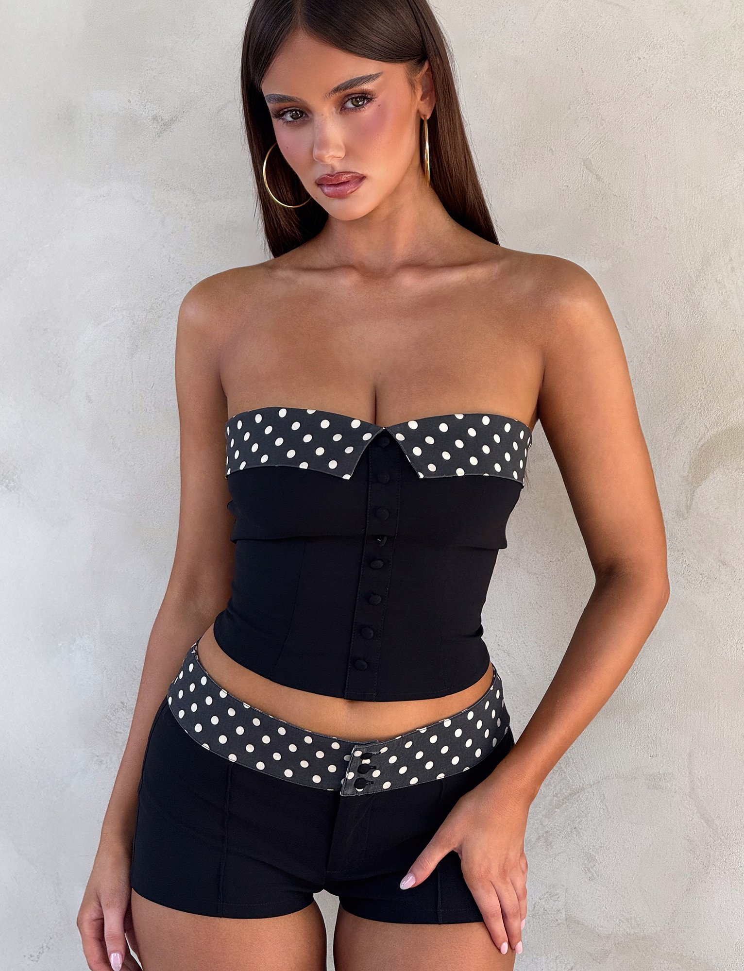 TM18070_KITTIEBUSTIER_BLACK_1.png