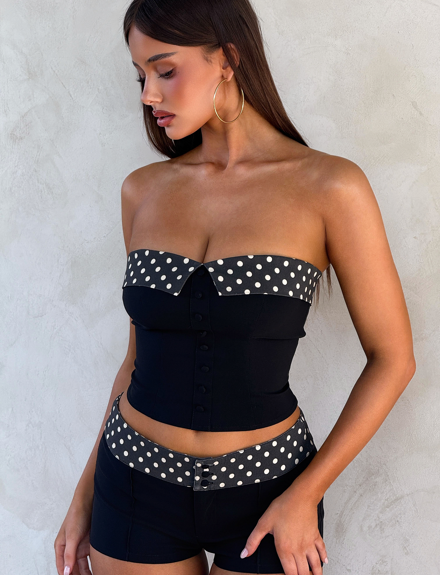 TM18070_KITTIEBUSTIER_BLACK_2.png