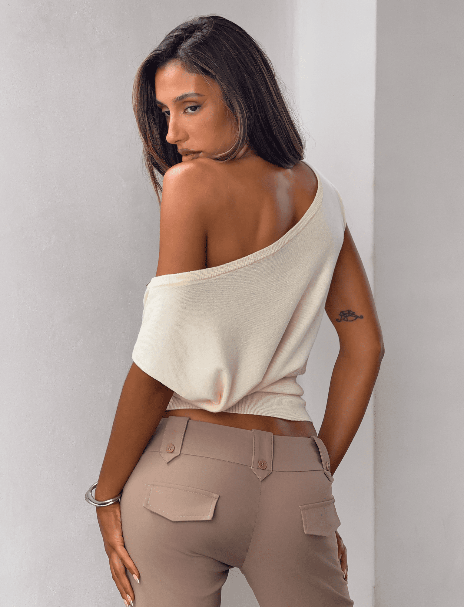 TM18273_TYLASLEEVELESSJUMPER_CREAM_5.png